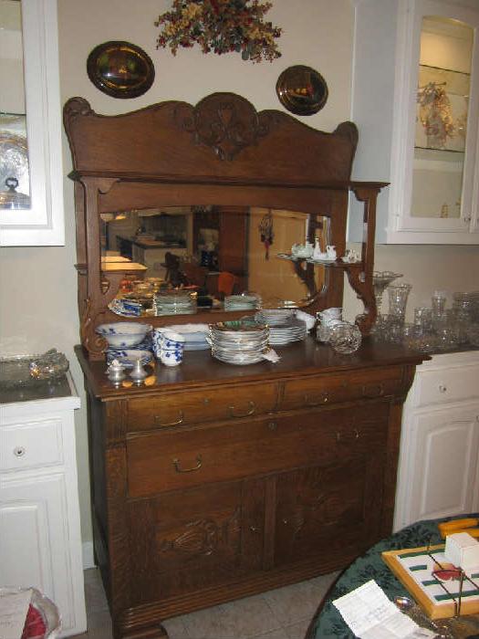 Lovely Sideboard. Picture Does Not Do This Piece Of Furniture Justice! End Of Golden Oak Period. Around 1910.