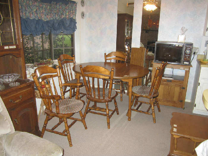 Dining room table with chairs. Excellent shape!