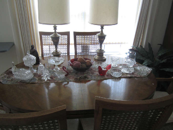 Beautiful Drexel Wood Table, Six Chairs and Two Leaves. Excellent Condition