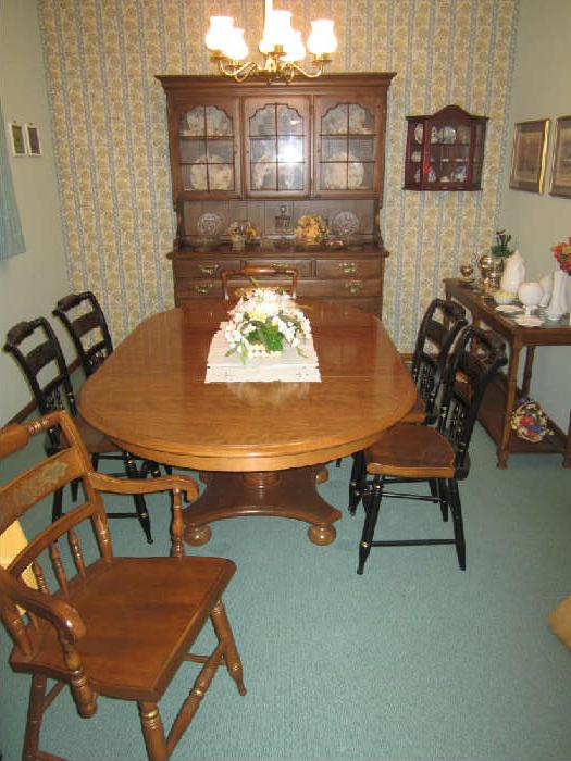 Lovely Americana Ethan Allen Table, with two leafs and six chairs.