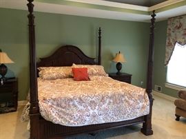 Kincaid King Size 4 Poster Bed & Pair of Nightstands