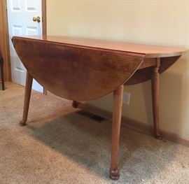 Drop leaf dining table w/extra leaf