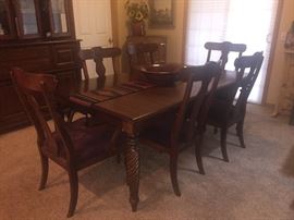 Gorgeous dining table with 6 chairs, an extension leaf and felt top cover