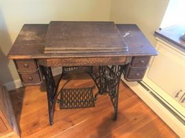 ANTIQUE SINGER SEWING MACHINE