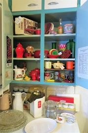 So many cool, retro, vintage kitchen items!