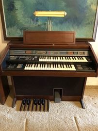 Spinet Organ Yamaha F55 excellent condition.
-Includes storage bench, music light, and some music.
-Circa 1980s. Not sure of exact age.
