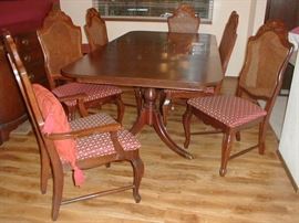 Duncan Phyfe dining table with two leaves