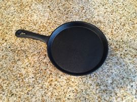 Mini cast iron skillet (pair)