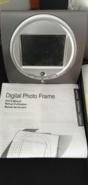 Digital photo frame
