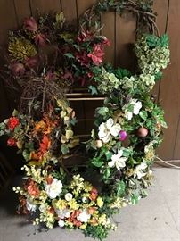 Assorted artificial wreaths https://ctbids.com/#!/description/share/132008