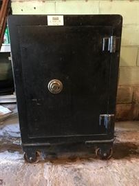 Antique victor safe. https://ctbids.com/#!/description/share/132015