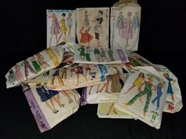 collection of 14 cut vintage sewing patterns. 50s to 70s https://ctbids.com/#!/description/share/132027