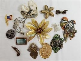 15 piece collection of vintage costume jewelry pins https://ctbids.com/#!/description/share/132054