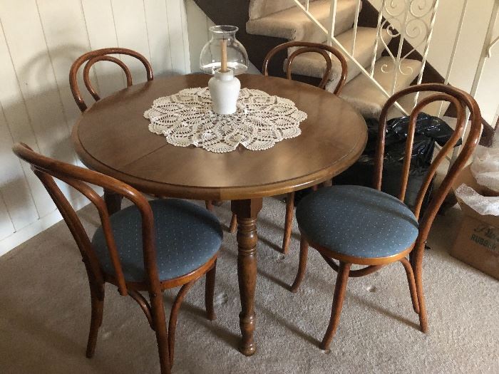 Round table, 2 leaves, 4 padded chairs