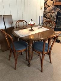 Round table with 2 leaves; 4 padded chairs