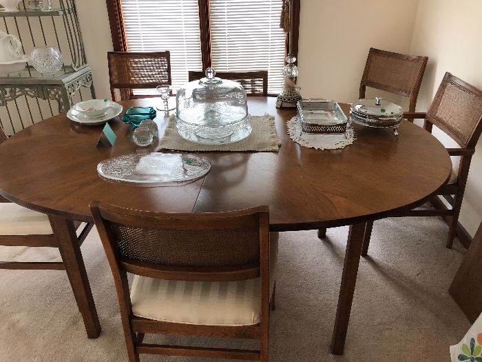 Beautifully kept dining table, oval (2 leaves & 6 chairs)