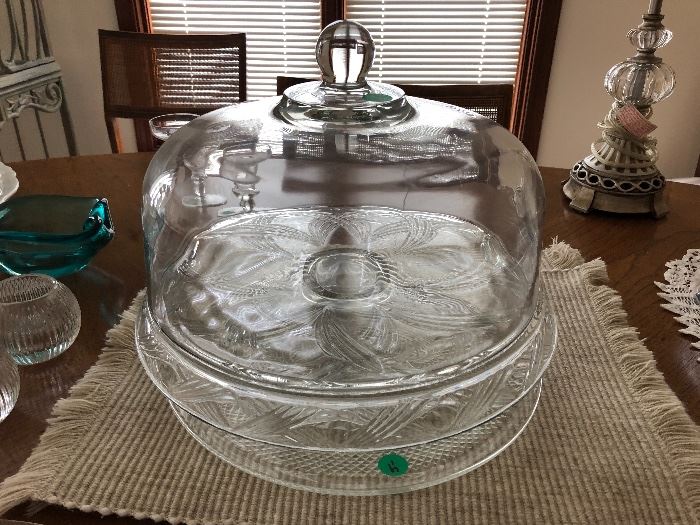 Glass cake plate with cover
