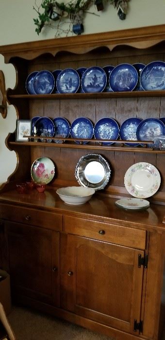 ETHAN ALLEN HUTCH  --  LOTS OF COLLECTIBLE BLUE PLATES