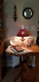 ANTIQUE VICTORIAN TABLE  --  LAMP 