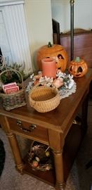 NICE END TABLE   --  CERAMIC JACK-O-LANTERNS