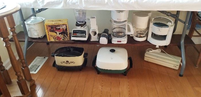 SO MANY KITCHEN APPLIANCES!!!!!