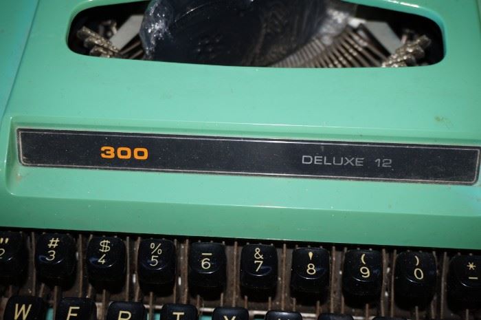 Deluxe 12 "300" vintage typewriter