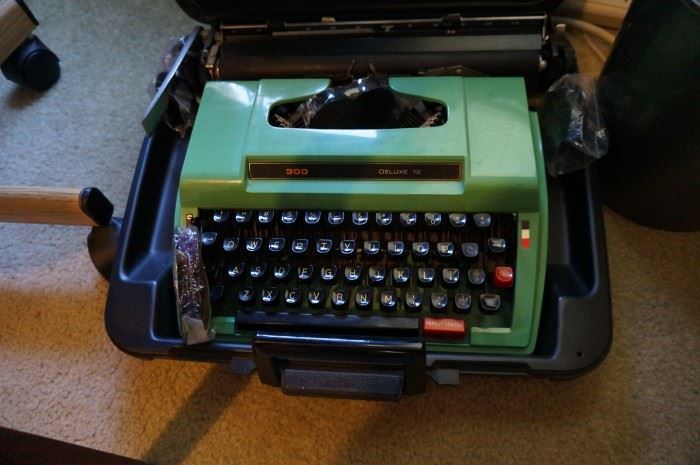 Deluxe 12 "300" vintage typewriter in case