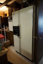 Whirlpool Side-by-side Refrigerator/freezer with ice maker