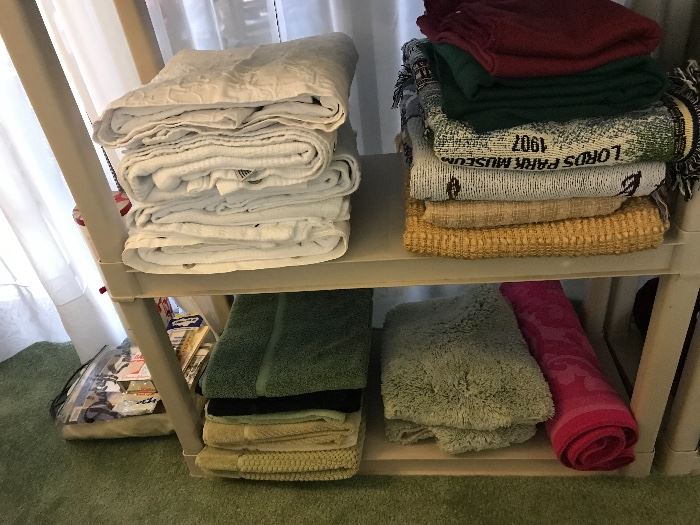 Blankets, throws and bathmats
