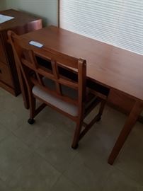 desk and chair 