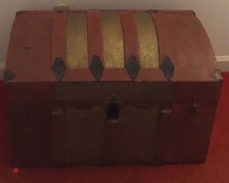 ANTIQUE CAMEL-BACK TRUNK