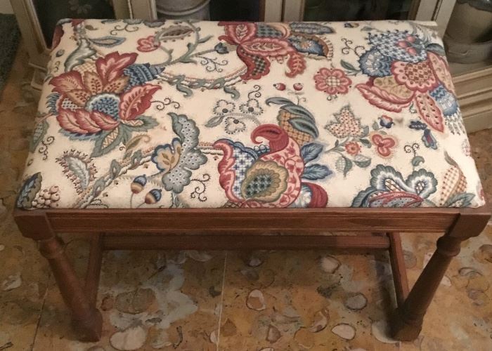 UPHOLSTERED BENCH