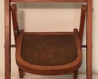 VINTAGE CHILD'S FOLDING CHAIR