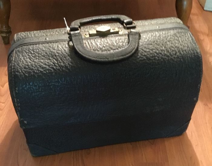 ANTIQUE LEATHER LARGE "EMMDEE" MEDICAL BAG W/ACCESSORIES (NO DRUGS)