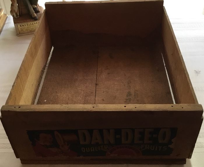 VINTAGE "DAN-DEE-O" WOODEN FRUIT BOX