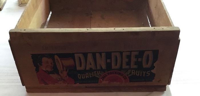 VINTAGE "DAN-DEE-O" WOODEN FRUIT BOX