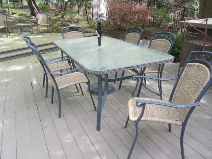 METAL AND OUTDOOR WICKER TABLE WITH 6 CHAIRS