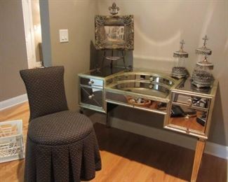 BEAUTIFUL MIRRORED VANITY!