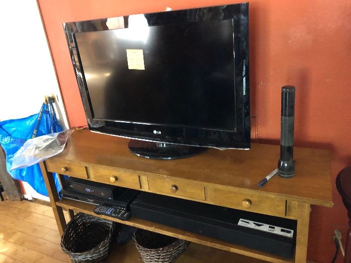 Flat screen tv and tv table 