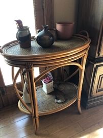 Side table with lifting tray 