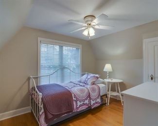 trundle bed, dresser, bedding
