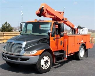 2008 International 4100 Bucket Truck, Cherry Picker, V8, 6.4L, Hydraulic Brakes, No CDL Required, 43 Working Hours on PTO and Boom, 19,200 lb under CDL Requirements, 2 Yr Old Rebuilt Engine w Approx 33,000 Miles, VIN# 3HTMWSKK98N658934