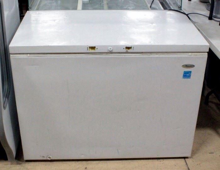 Whirlpool 15.8 cf Chest Freezer Model EH151FXTQ, 46"W x 34.5"H x 27"D, Powers On