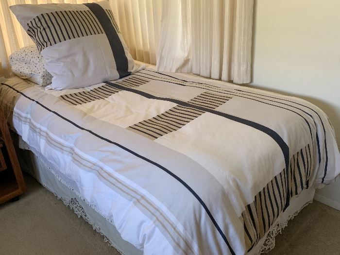 Single down filled bed cover and matching sham
