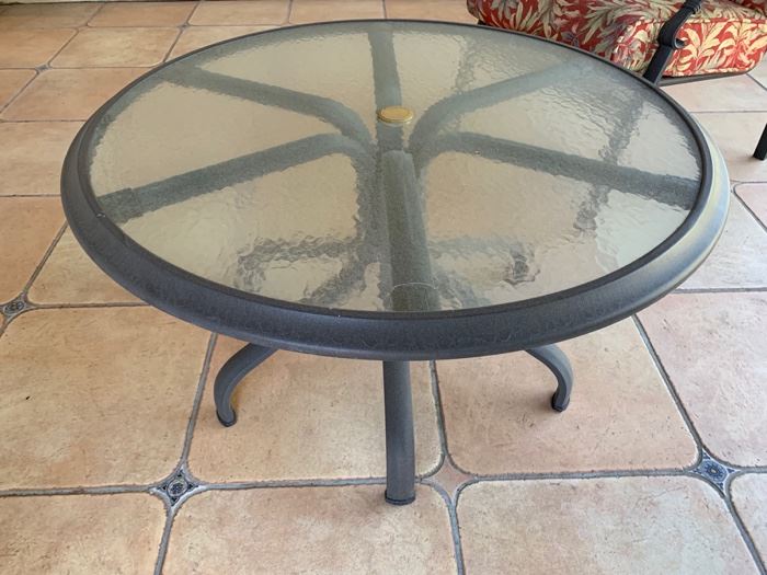 142. Round Coffee Table w/ Tempered Glass Top (38" x 20")