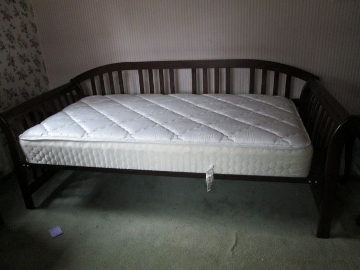 NICE TRUNDLE BED