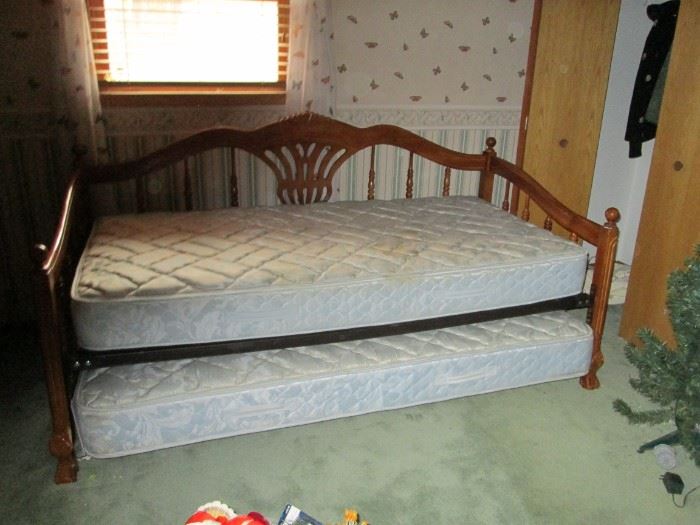 TRUNDLE BED 