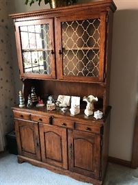 Wood cabinet
With glass doors
China
Lefton
Ceramic trinket holders