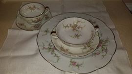 Theodore Haviland New York 
"Rosalinde"
Service for 8 
4 soup bowls
2 serving pieces