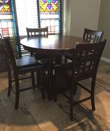 42”’ round high top table with 4 chairs
